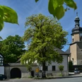 Dorfensemble mit Pfarrhof und Kirche