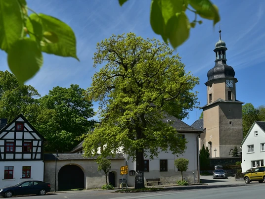 Dorfensemble mit Pfarrhof und Kirche