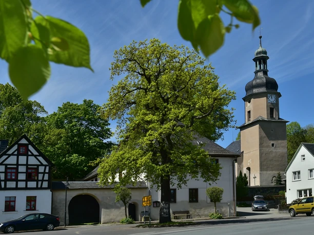 Dorfensemble mit Pfarrhof und Kirche
