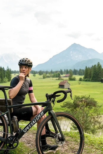 Eine kleine Pause auf einer Bank mit Blick auf weite Wiesen und Wälder in der Zugspitz Region.