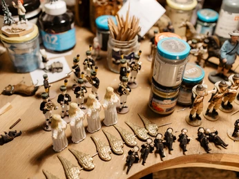 Arbeitstisch der Manufaktur Lahl-Massefiguren in Annaberg-Buchholz TVE Bilderserie Handwerk 2024