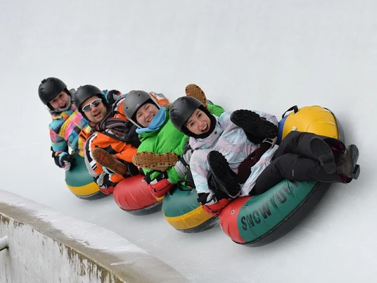 Ice-Tubing auf der Rennschlitten- und Bobbahn
