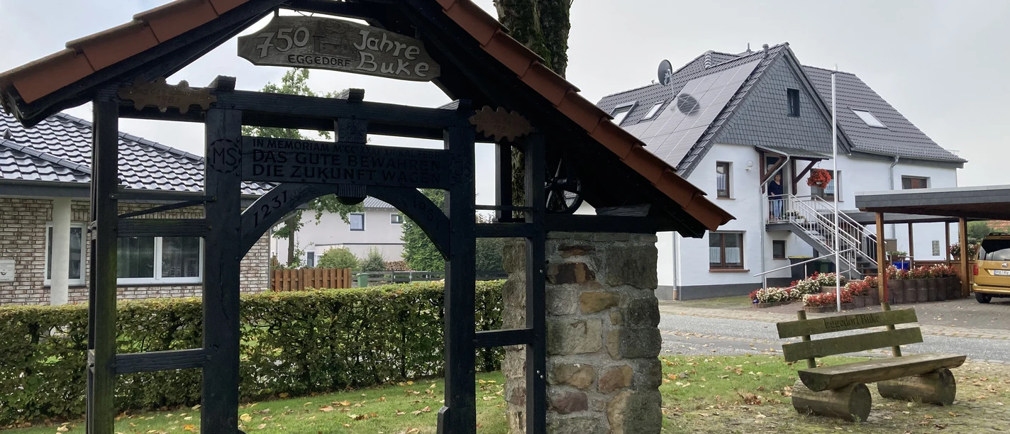 Dorfplatz in Buke Dorfplatz in Buke