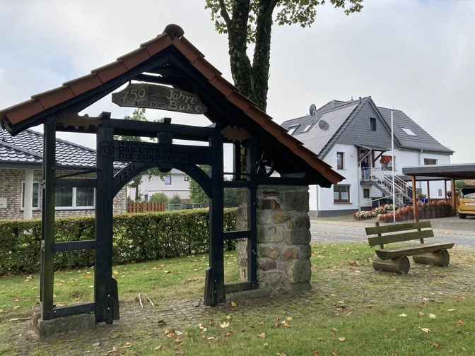 Dorfplatz in Buke Dorfplatz in Buke