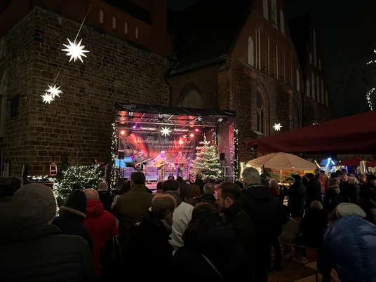 Adventszauber Nienburg (1).jpg Stimmungsvolle Adventsfeier in Nienburg mit beleuchteter Bühne, umgeben von Weihnachtsdekorationen.Atmospheric Advent celebration in Nienburg with an illuminated stage surrounded by Christmas decorations.Stemningsfuld adventsfest i Nienburg med en oplyst scene omgivet af juledekorationer.Sfeervolle adventsviering in Nienburg met een verlicht podium omringd door kerstversieringen.