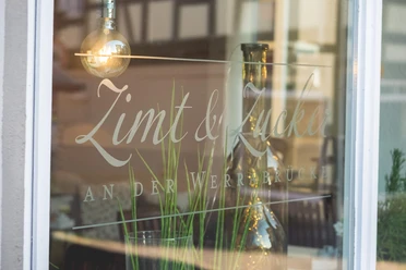 Schaufenster Cafe Zimt und Zucker an der Werrabrücke
