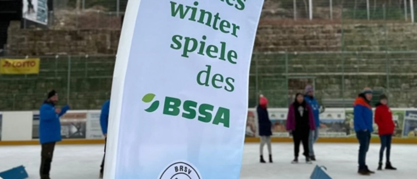 BSSA.jpg Banner der Landeswinterspiele des BSSA auf einer Eisfläche in Schierke.