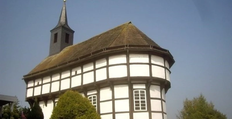Fachwerk- und Speicherkirche in Eimen