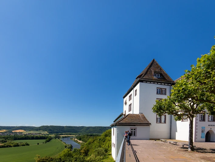 Schloss Fürstenberg mit der Weser