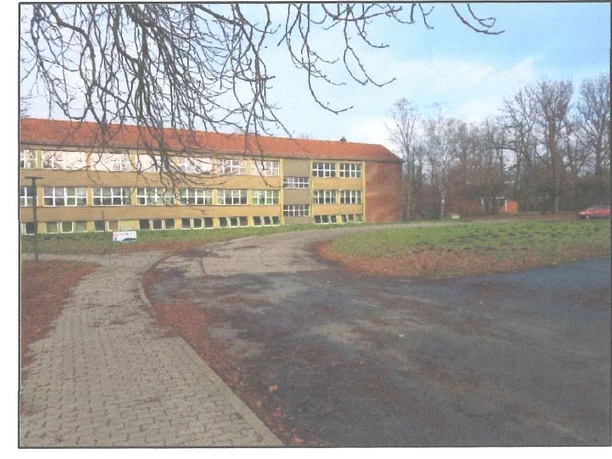 Die Betonumfahrung ist die Auffahrt zum Glaspalast in Originalzustand. Die Betonumfahrung ist die Auffahrt zum Glaspalast in Originalzustand.