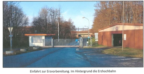 Einfahrt zur Erzvorbereitung. Im Hintergrund die Erzhochbahn.