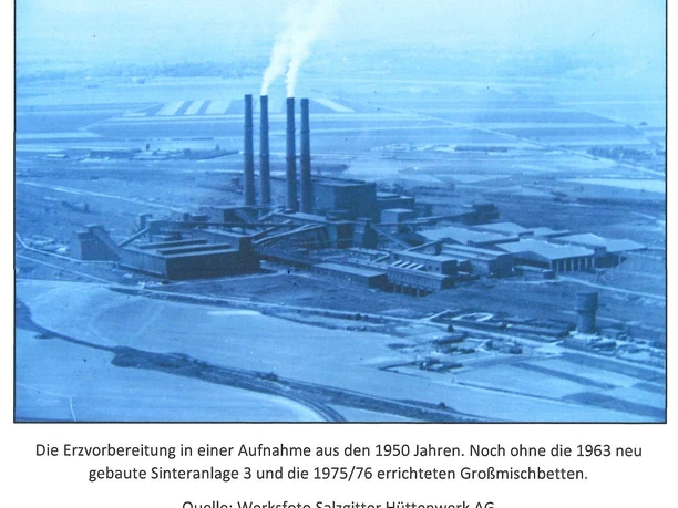 Die Erzvorbereitung in einer Aufnahme aus den 1950er Jahren. Noch ohne die 1963 gebaute Sinteranlage 3 und die 1975/76 errichteten Großmischbetten. Die Erzvorbereitung in einer Aufnahme aus den 1950er Jahren. Noch ohne die 1963 gebaute Sinteranlage 3 und die 1975/76 errichteten Großmischbetten.