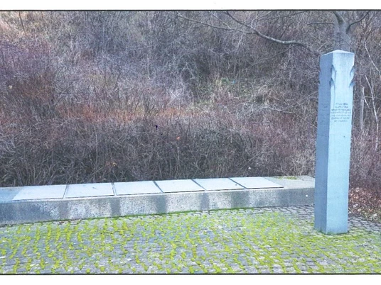 Bereich der Erinnerungssteele Gedenkstätte KZ Watenstedt/Leinde