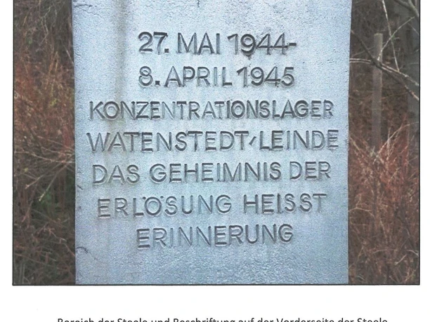 Bereich der Steele und Beschriftung auf der Vorderseite der Steele zum Erinnerungsort Gedenkstätte KZ Watenstedt/Leinde