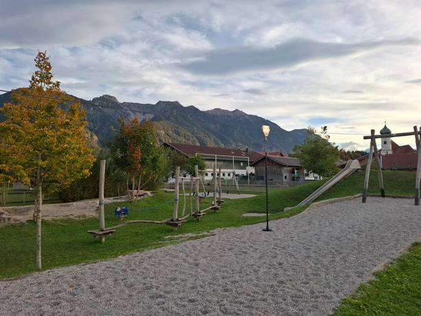 Spielplatz Eschenlohe Seilbahn, Balancierstangen und Schaukeln