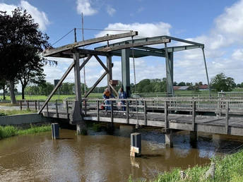 Radfahrer auf Klappbrücke
