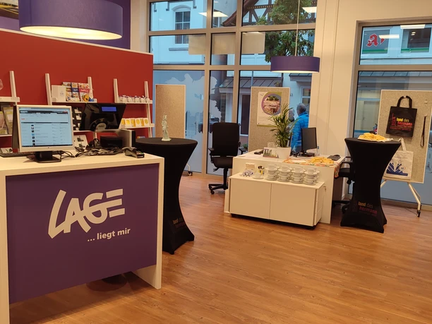 Tourist Information Lage-Lippe Tourist-Infostelle in einem modernen Gebäude mit Schreibtisch, Broschürenständern und Ausstellungstischen.