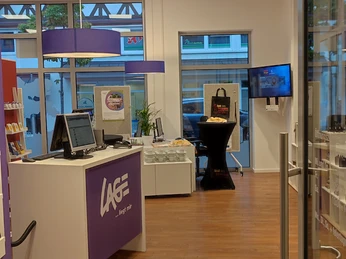 Tourist Information Lage-Lippe Innenansicht der Tourist Information Lage-Lippe mit Empfangstresen, Broschürenständer und Bildschirmen.