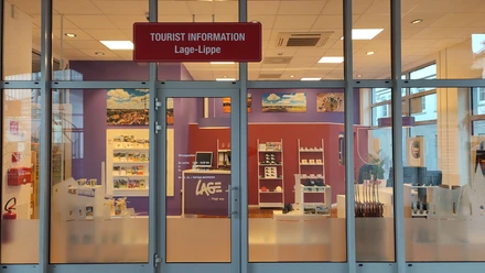 Die Tourist-Information Lage-Lippe, ein modernes Büro mit bunten Wänden und viel Informationsmaterialien.