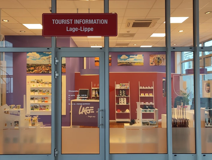 Die Tourist-Information Lage-Lippe, ein modernes Büro mit bunten Wänden und viel Informationsmaterialien.