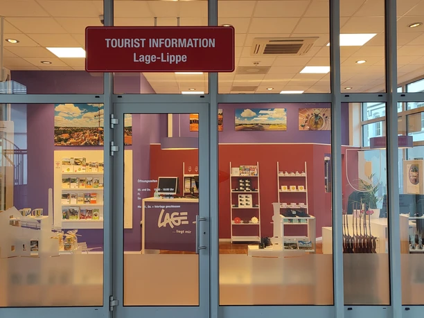 Tourist Information Lage-Lippe (5).jpg Die Tourist-Information Lage-Lippe, ein modernes Büro mit bunten Wänden und viel Informationsmaterialien.