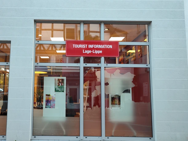 Tourist Information Lage-Lippe Tourist Information Lage-Lippe, modernes Gebäude mit großen Fenstern und rotem Hinweisschild.
