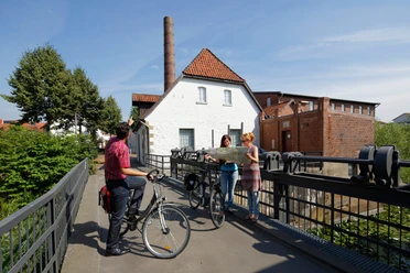 Radwanderer vor dem Tuchmacher Museum in Bramsche