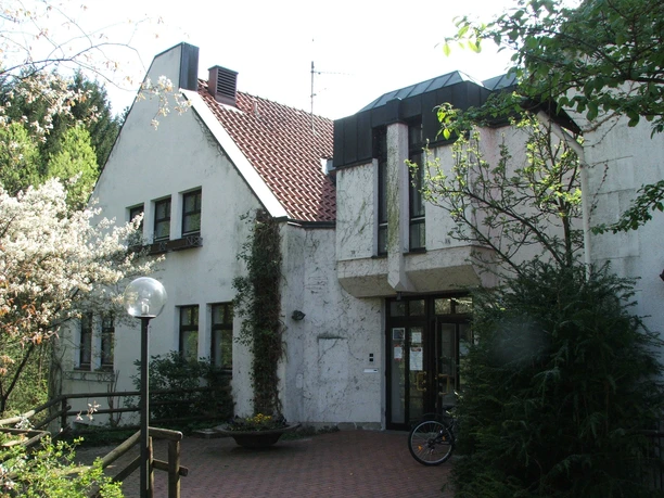 Das Bild zeigt das Haus des Gastes in Hörste mit einer einladenden Fassade und üppiger Begrünung.