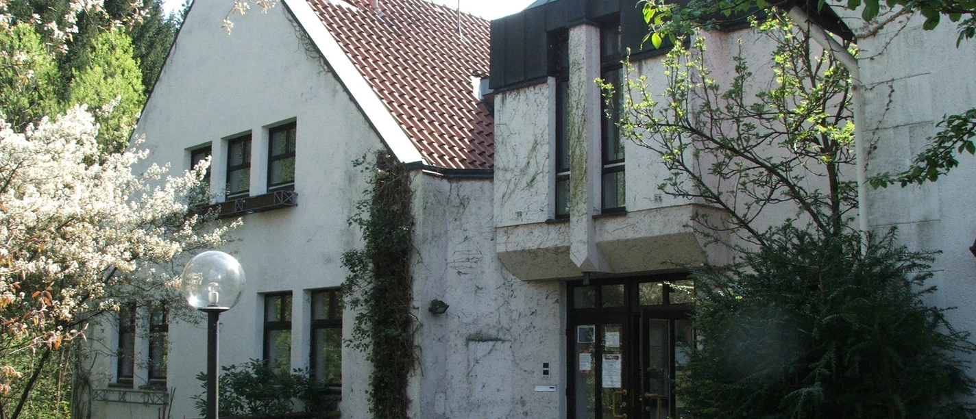 Haus des Gastes Hörste Das Bild zeigt das Haus des Gastes in Hörste mit einer einladenden Fassade und üppiger Begrünung.
