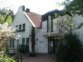 Haus des Gastes Hörste Das Bild zeigt das Haus des Gastes in Hörste mit einer einladenden Fassade und üppiger Begrünung.