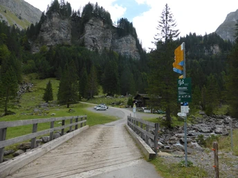Kurz nach dem Start geht es über die Brücke des Ruosalpbaches.