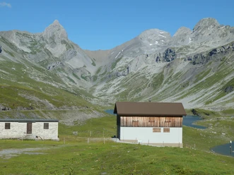 Blick ins weite Tal der Glattalp. Links der markante Höch Turm, rechts der erste Gipfel der Ortstock gefolgt vom Schijen.