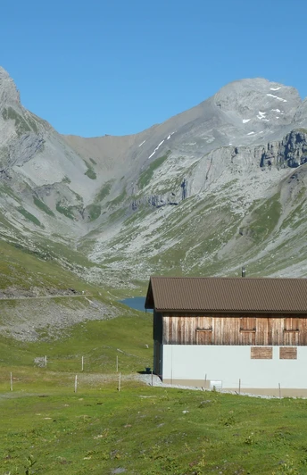 Blick ins weite Tal der Glattalp. Links der markante Höch Turm, rechts der erste Gipfel der Ortstock gefolgt vom Schijen.