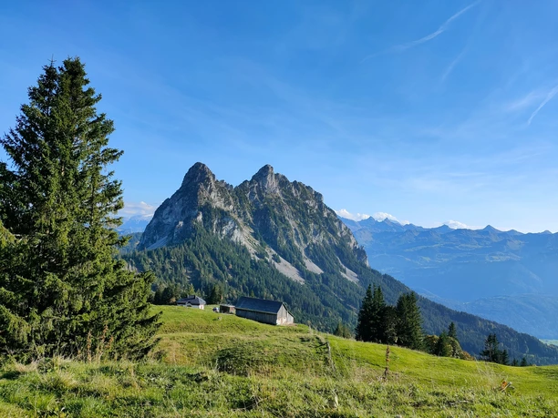 Blick auf Haggenspitz und Klein Mythen aus Richtung Banneg