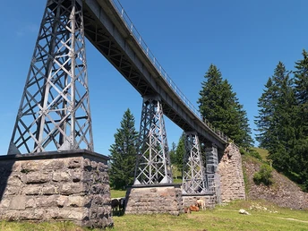 Auf deiner Wanderung kommst du an der historischen Unterstetten Brücke vorbei