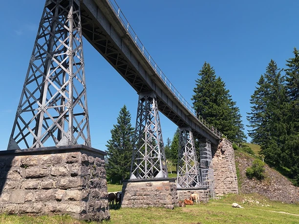 Auf deiner Wanderung kommst du an der historischen Unterstetten Brücke vorbei