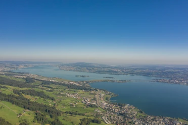 Blick auf den Seedamm sowie auf die die Insel Ufnau & Lützelau