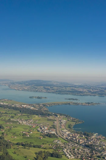 Blick auf den Seedamm sowie auf die die Insel Ufnau & Lützelau