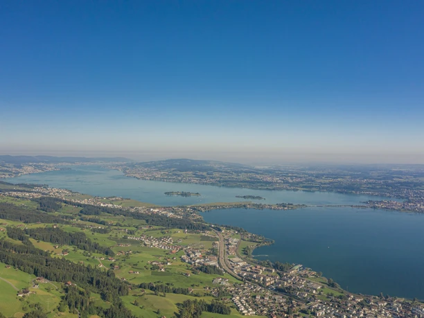 Blick auf den Seedamm sowie auf die die Insel Ufnau & Lützelau