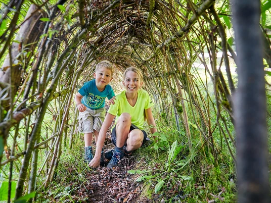 Unterwegs im Bärgmandlidorf – einem Labyrinth aus Weidentunneln