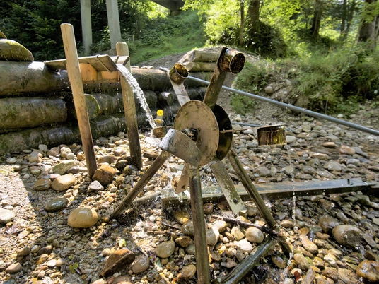 In der Nüütelimine wurden jeweils die goldenen Nüüteli durch die Bergmandli gewaschen. Jetzt lockt sie die Kinder zum Plantschen.