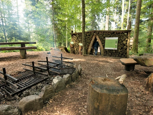 Grosszügige Grillstelle direkt bei der Talherrenburg