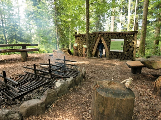 Grosszügige Grillstelle direkt bei der Talherrenburg