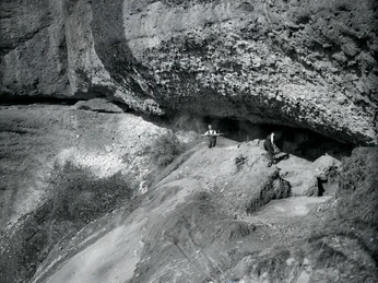 Grabungssituation Höhle_bearb