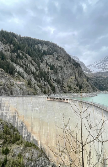 Staumauer / Stausee Gibidum