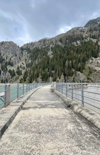 auf der Staumauer Gibidum