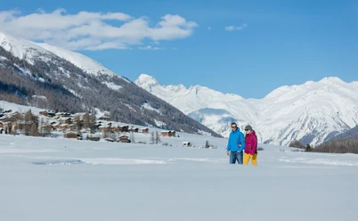 Winterwandern entlang malerischer Bergdörfer