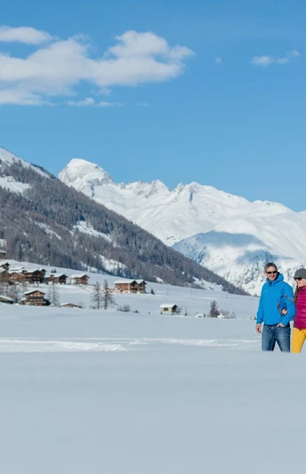 Winterwandern entlang malerischer Bergdörfer