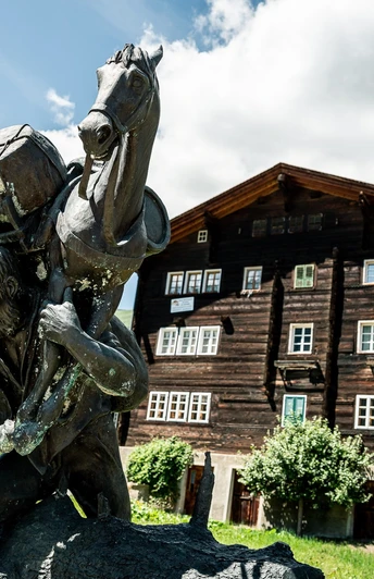 Baschi-Denkmal im Bergdorf Geschinen