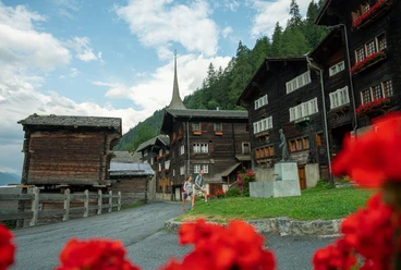 Dorfplatz Niederwald mit Statue Cäsar Ritz